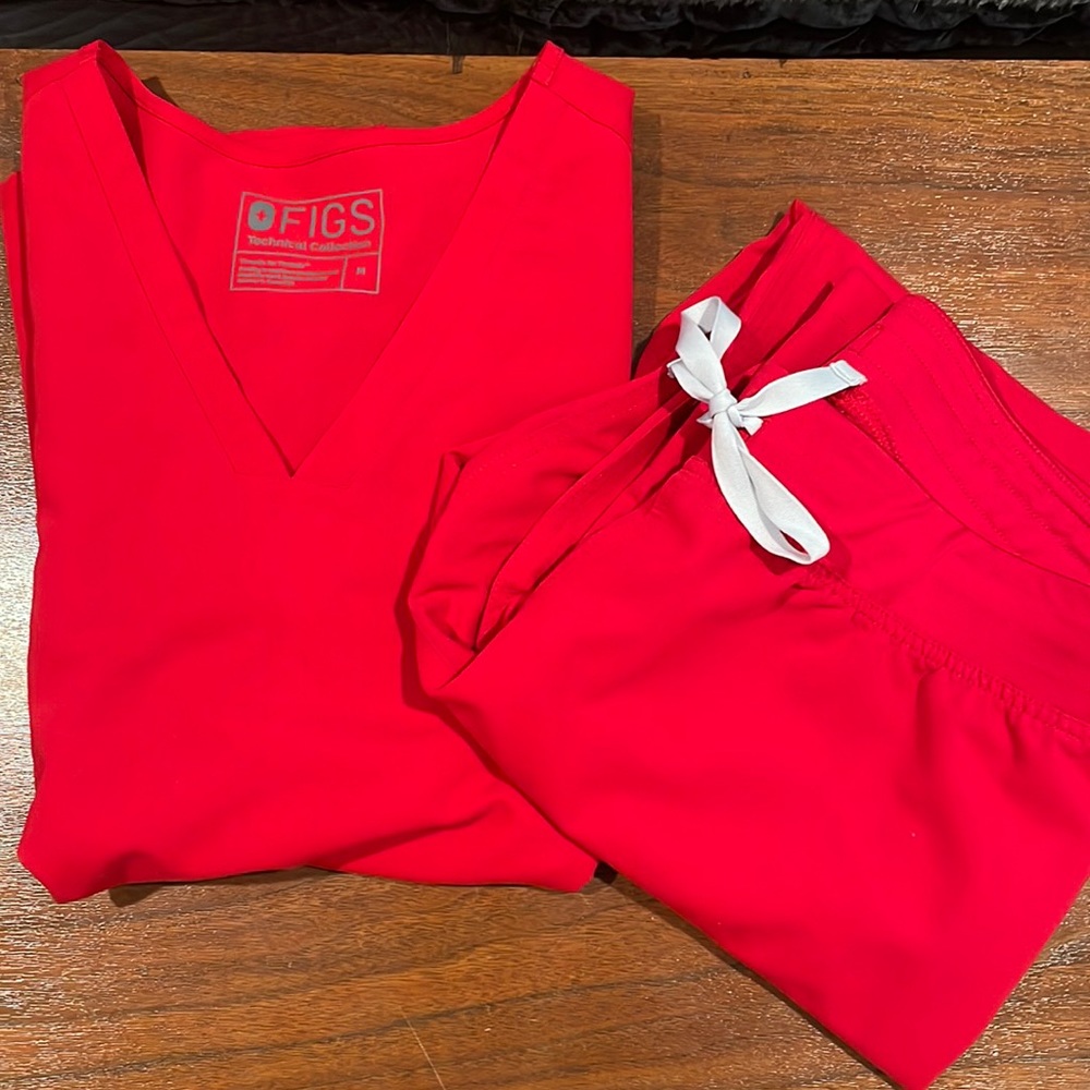 Figs set size medium, casma three pocket top. medium Livingston pants.